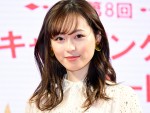 【写真】福原遥、セーラー服でリラックス中 『ゆるキャン△2』オフショットに反響