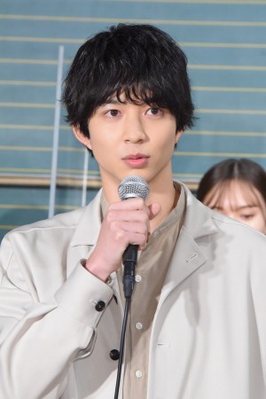 実写版『ホリミヤ』完成記念生配信イベントに登場した鈴木仁