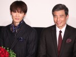 【写真】綾野剛、舘ひろしから譲り受けたスーツを着て登場