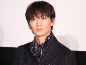 映画『ヤクザと家族 The Family』初日舞台あいさつに登場した綾野剛