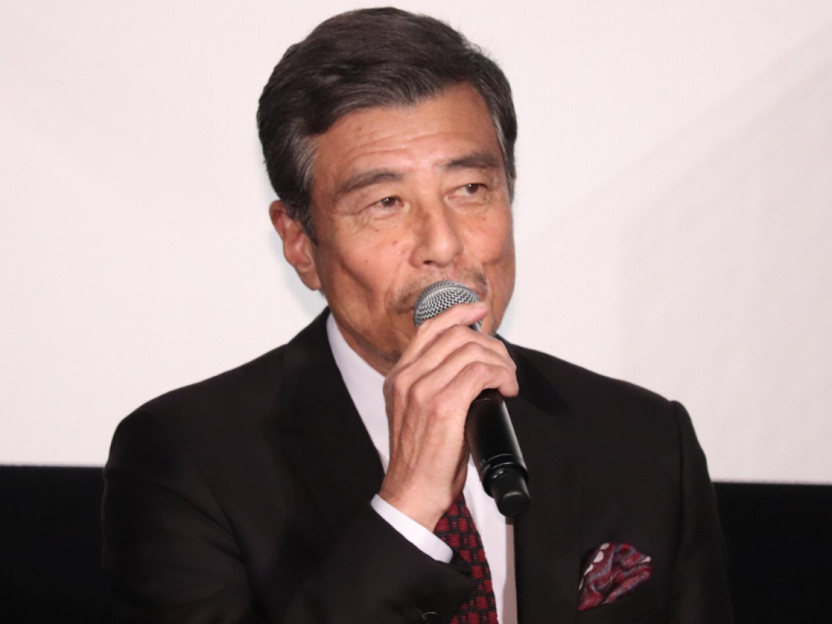 綾野剛、舘ひろしから譲り受けたスーツを着て登場　主演作『ヤクザと家族』は「自身の集大成」