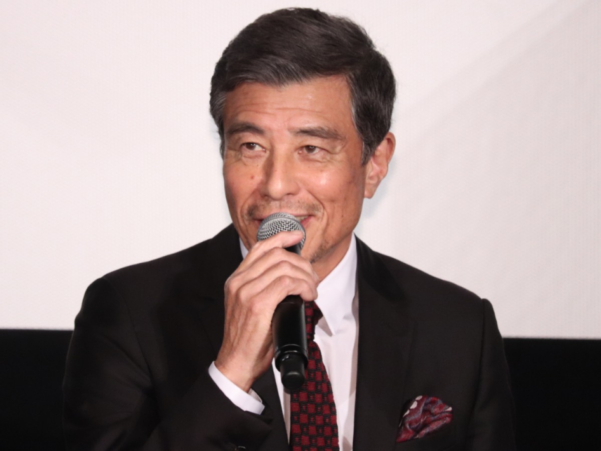 綾野剛、舘ひろしから譲り受けたスーツを着て登場　主演作『ヤクザと家族』は「自身の集大成」