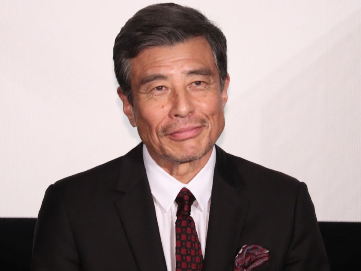 綾野剛、舘ひろしから譲り受けたスーツを着て登場　主演作『ヤクザと家族』は「自身の集大成」