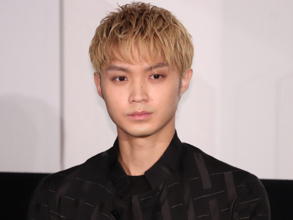 綾野剛、舘ひろしから譲り受けたスーツを着て登場　主演作『ヤクザと家族』は「自身の集大成」