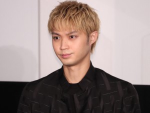 映画『ヤクザと家族 The Family』初日舞台あいさつに登場した磯村勇斗