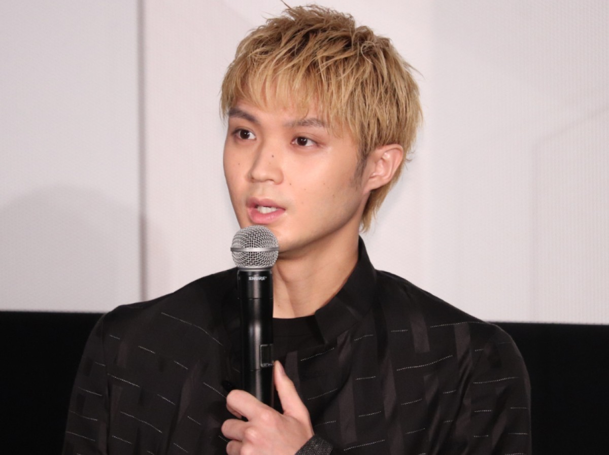 綾野剛、舘ひろしから譲り受けたスーツを着て登場　主演作『ヤクザと家族』は「自身の集大成」