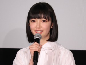 映画『ヤクザと家族 The Family』初日舞台あいさつに登場した小宮山莉渚