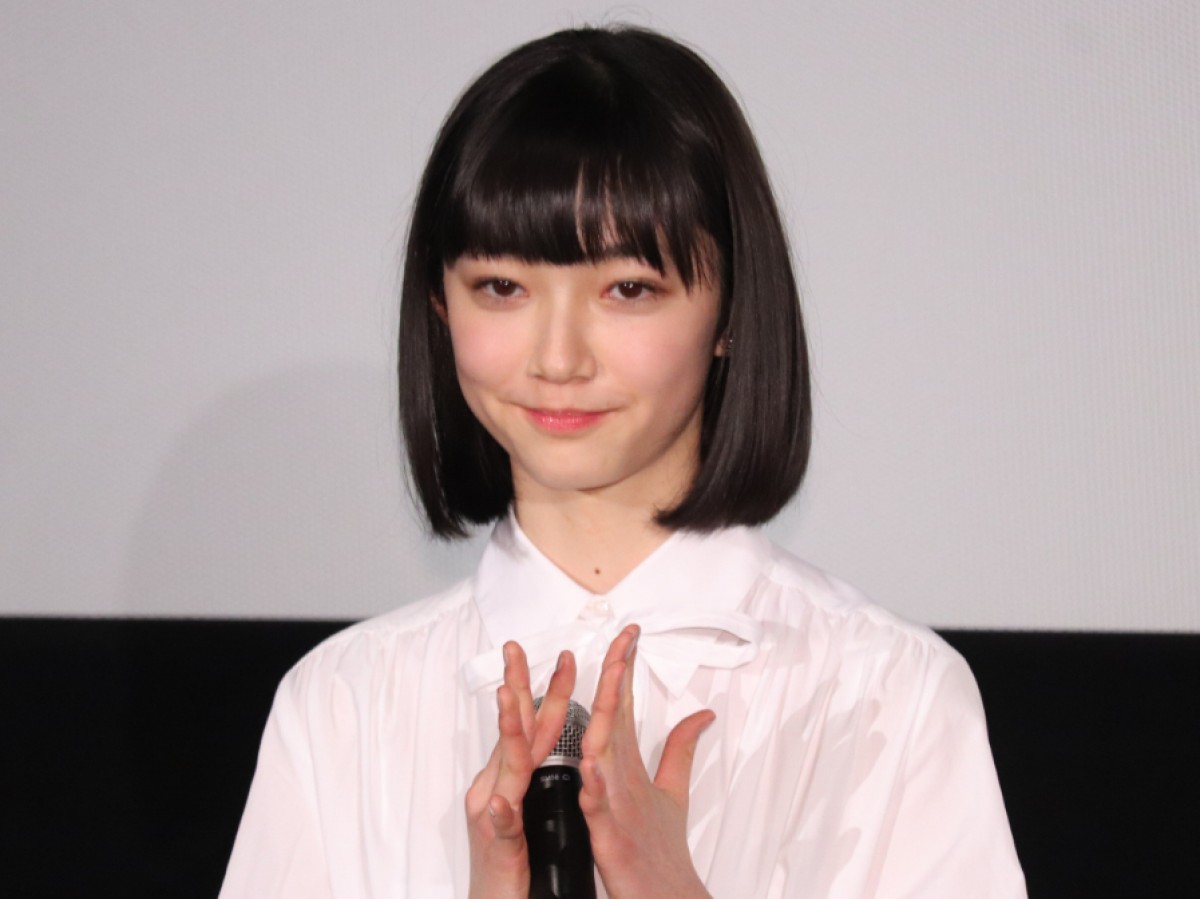 綾野剛、舘ひろしから譲り受けたスーツを着て登場　主演作『ヤクザと家族』は「自身の集大成」