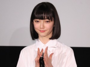 映画『ヤクザと家族 The Family』初日舞台あいさつに登場した小宮山莉渚