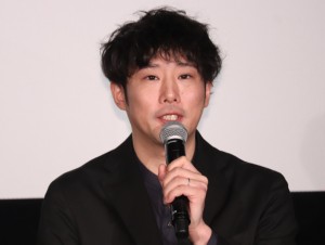 映画『ヤクザと家族 The Family』初日舞台あいさつに登場した藤井道人監督