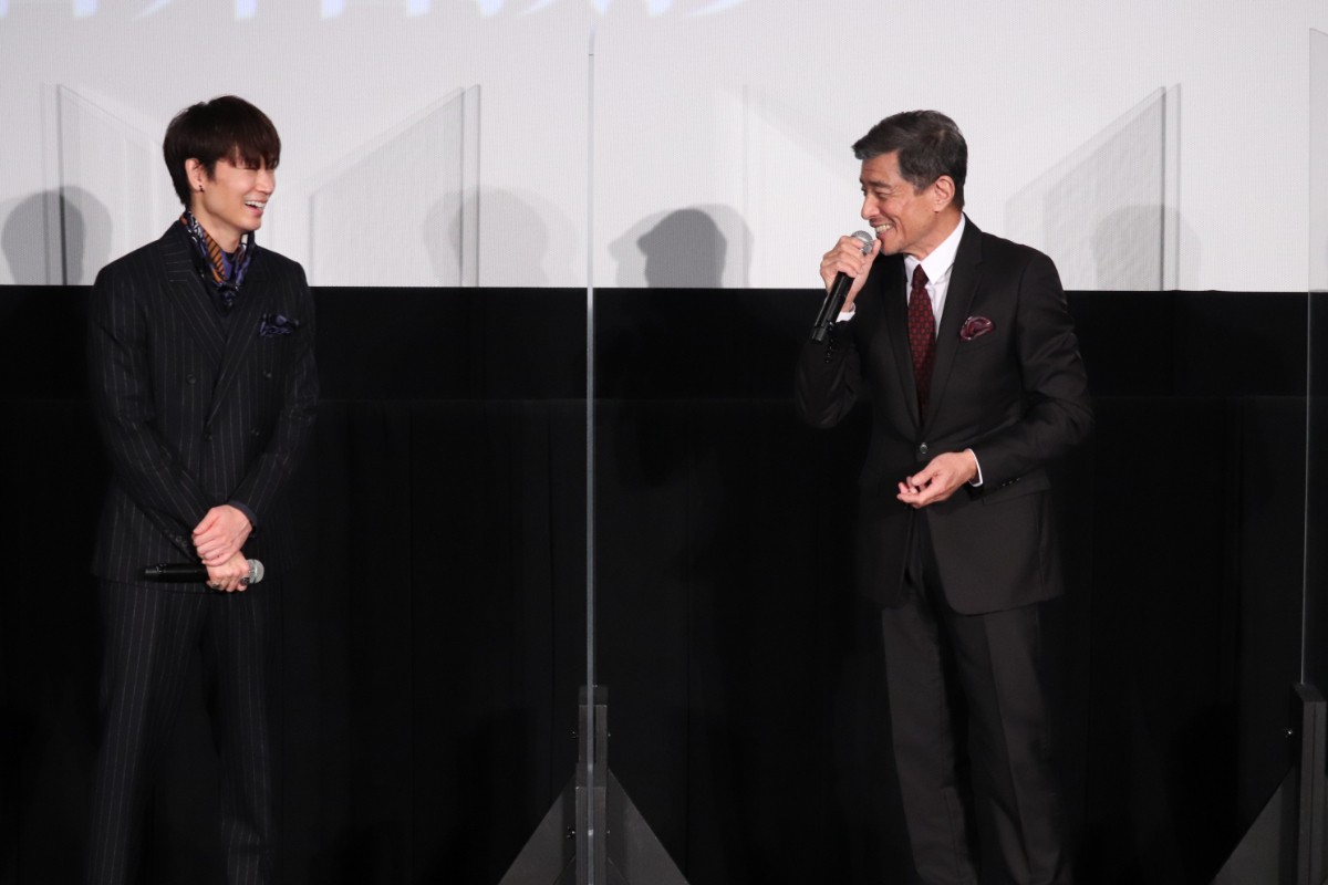 綾野剛、舘ひろしから譲り受けたスーツを着て登場　主演作『ヤクザと家族』は「自身の集大成」