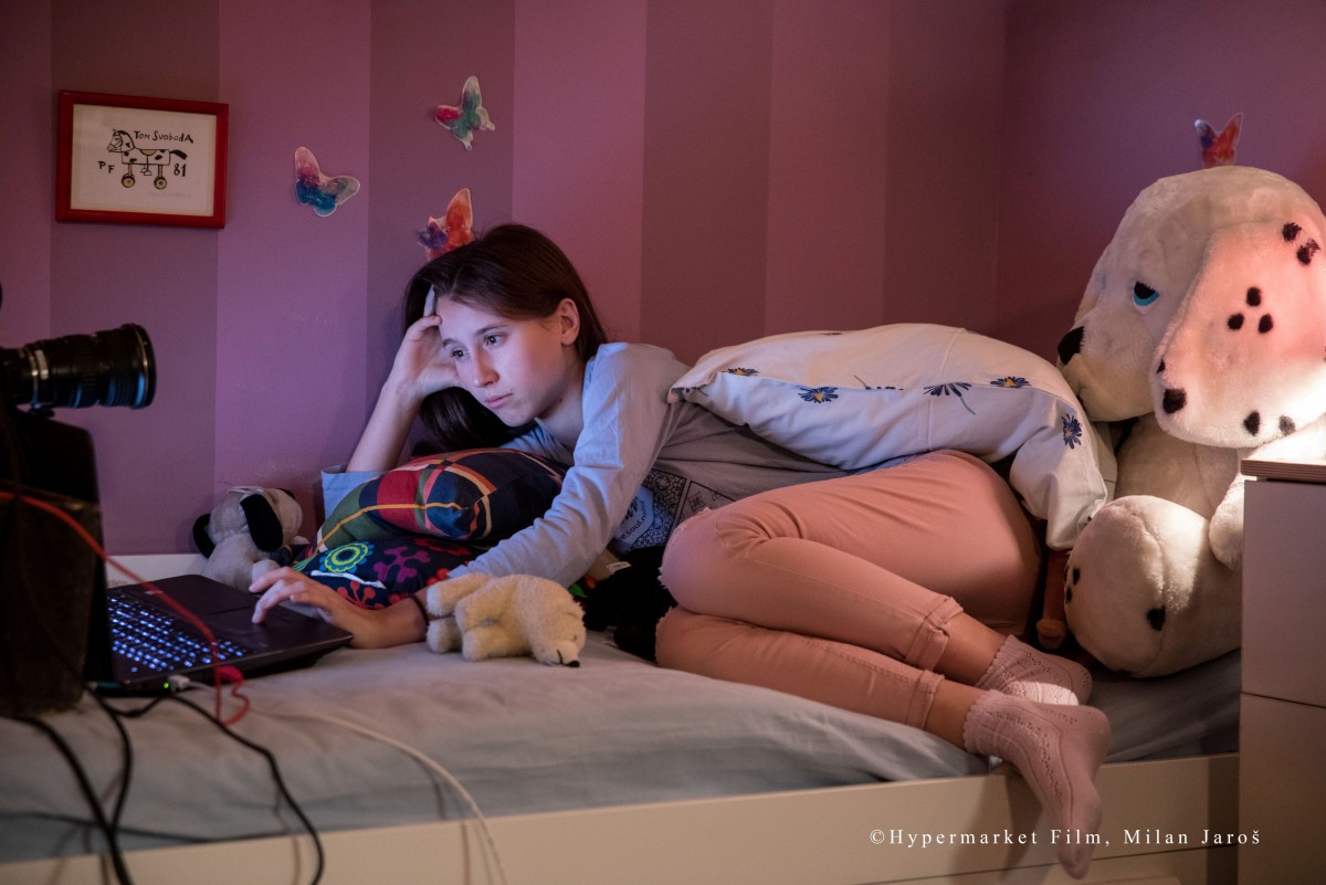 “12歳 女子”に群がる成人男性たち　衝撃の実態を記録した『SNS ‐少女たちの10日間‐』予告