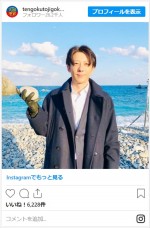 高橋一生、石を片手に不敵な笑み　※『天国と地獄～サイコな2人～』公式インスタグラム