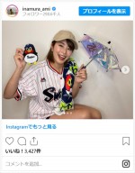 稲村亜美、東京ヤクルトスワローズユニフォーム姿で笑顔　※「稲村亜美」インスタグラム