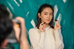 新垣結衣が出演　明治「チョコレート効果」新グラフィック広告メイキング