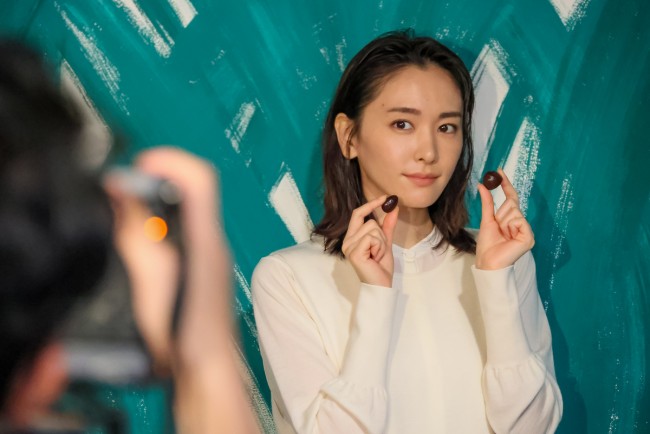 新垣結衣が出演　明治「チョコレート効果」新グラフィック広告メイキング