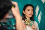 新垣結衣が出演　明治「チョコレート効果」新グラフィック広告メイキング