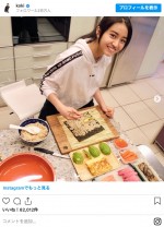 笑顔で恵方巻をつくるKoki，　※「Koki，」インスタグラム