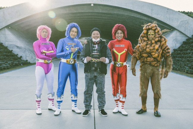 WOWOWオリジナル『がんばれ!TEAM NACS』より「バック・トゥ・ザ・戦隊・フューチャーズ」監督を務める音尾琢真(中央)とメンバー