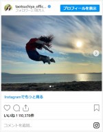 土屋太鳳、海をバックに大ジャンプ！　※「土屋太鳳」インスタグラム