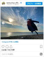 土屋太鳳、海をバックに大ジャンプ！　※「土屋太鳳」インスタグラム