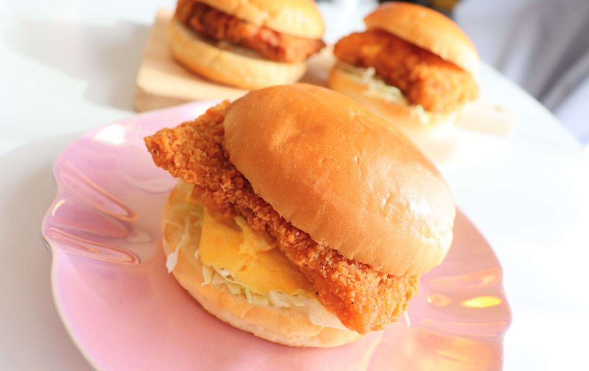 ファミチキバンズ　ファミチキバーガー