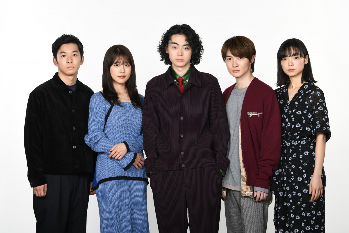 土曜ドラマ『コントが始まる』より(左から)仲野太賀、有村架純、菅田将暉、神木隆之介、古川琴音