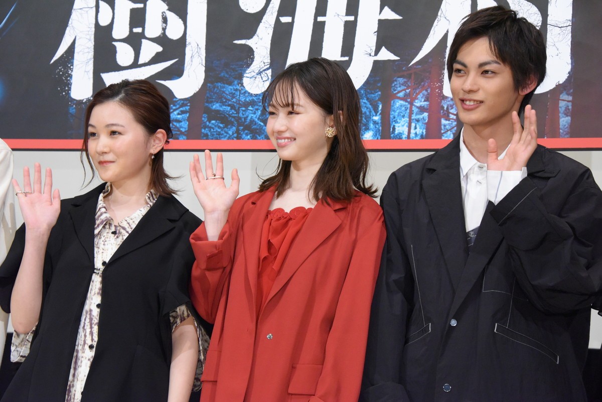 山田杏奈、ホラー映画の現場でオバケ探し「振り返ったり部屋の隅を見たり」