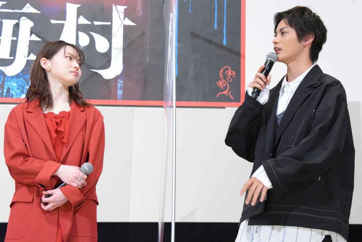 山田杏奈、ホラー映画の現場でオバケ探し「振り返ったり部屋の隅を見たり」