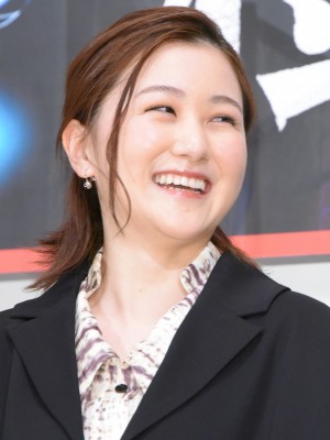 映画『樹海村』初日舞台あいさつに登場した山口まゆ