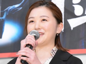 映画『樹海村』初日舞台あいさつに登場した山口まゆ