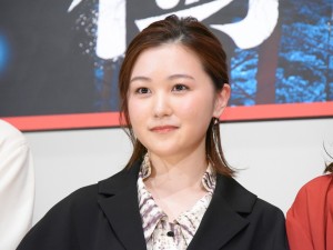 映画『樹海村』初日舞台あいさつに登場した山口まゆ