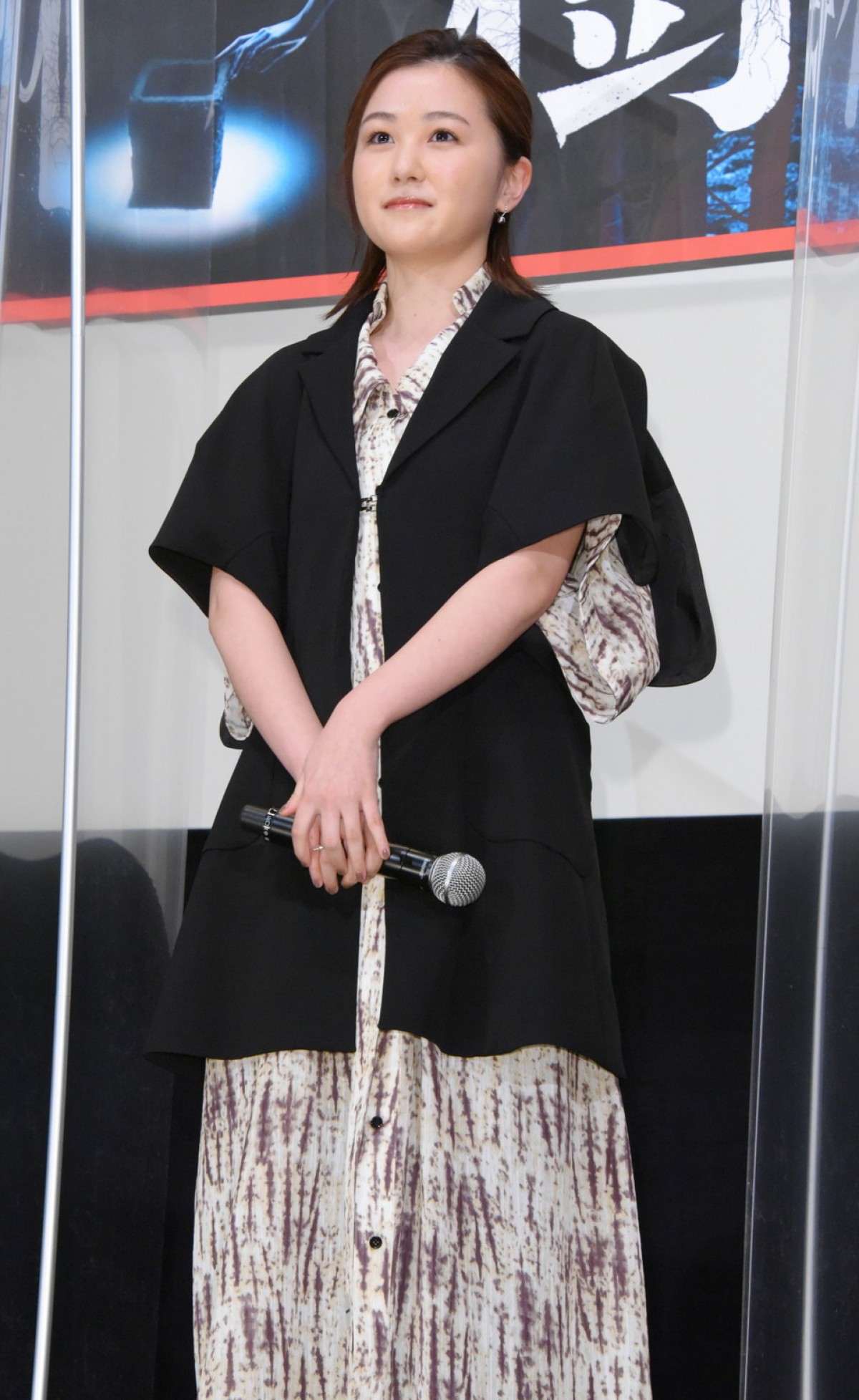 山田杏奈、ホラー映画の現場でオバケ探し「振り返ったり部屋の隅を見たり」