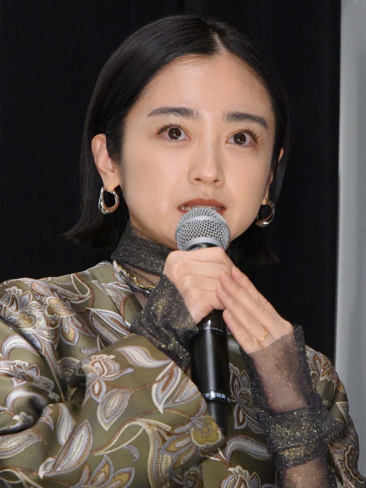 山田杏奈、ホラー映画の現場でオバケ探し「振り返ったり部屋の隅を見たり」