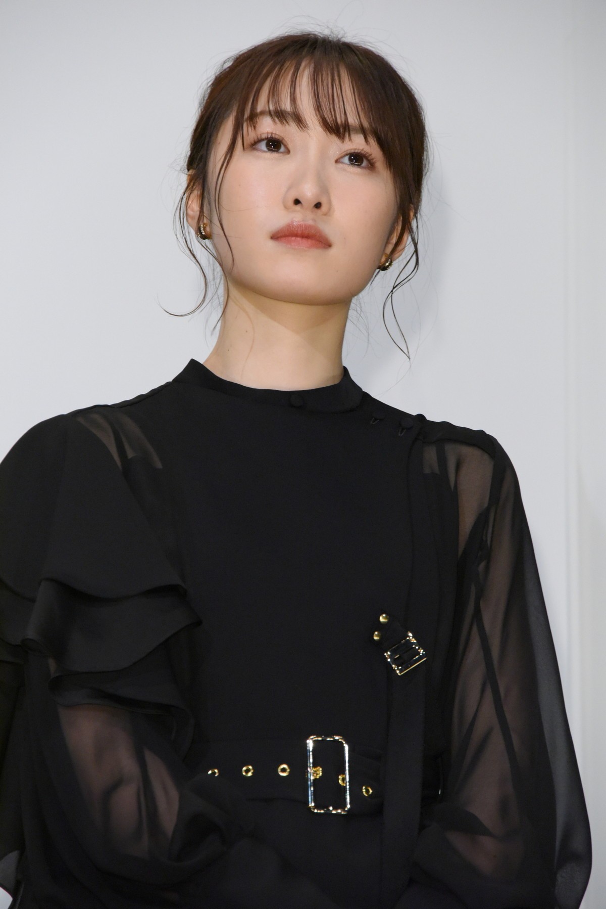 山田杏奈、ホラー映画の現場でオバケ探し「振り返ったり部屋の隅を見たり」
