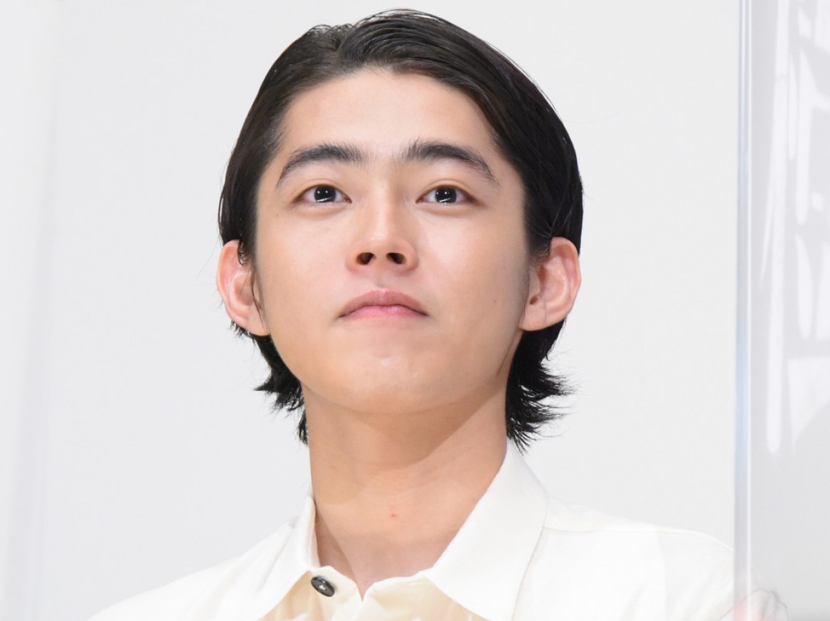 山田杏奈、ホラー映画の現場でオバケ探し「振り返ったり部屋の隅を見たり」