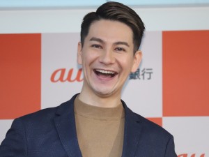 「au じぶん銀行」行名変更1周年記者発表会に登場したJOY