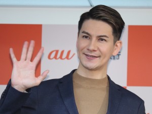 「au じぶん銀行」行名変更1周年記者発表会に登場したJOY