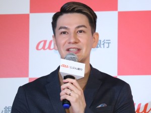 「au じぶん銀行」行名変更1周年記者発表会に登場したJOY