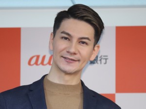 「au じぶん銀行」行名変更1周年記者発表会に登場したJOY