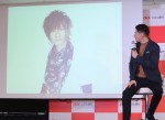 「au じぶん銀行」行名変更1周年記者発表会に登場したJOY、スクリーンにはデビュー1年頃の写真も