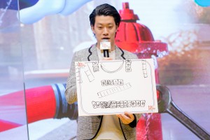 映画『トムとジェリー』応援団結成イベントに登場した霜降り明星・粗品