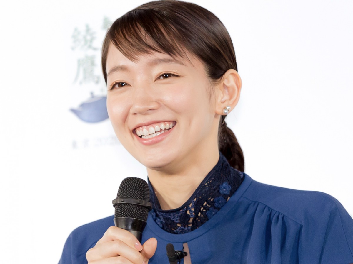 吉岡里帆、青空の下でスマイルショット　“鼻”に注目集まる「赤くなってる」「寒そう」