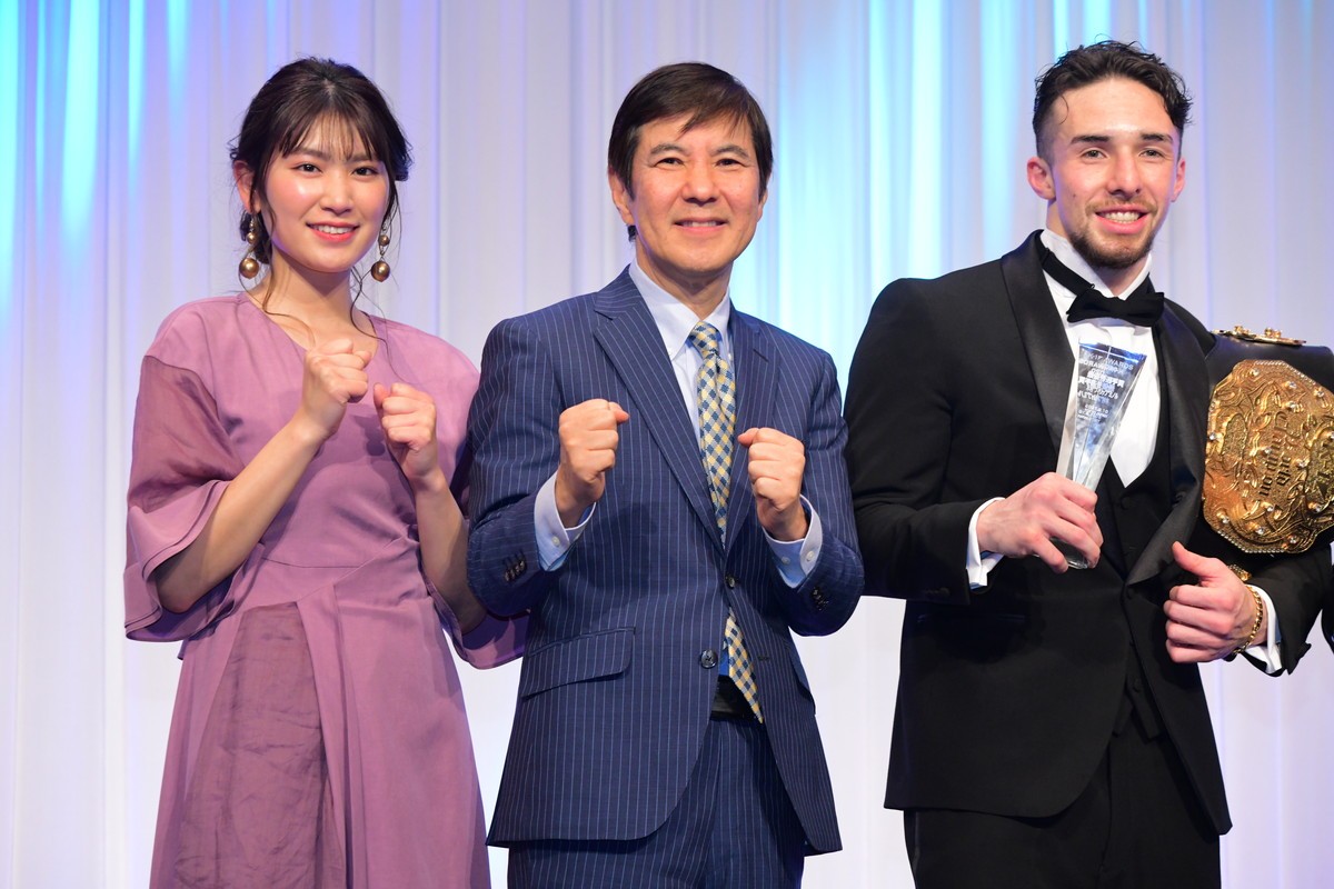 久松郁実、ピンクのドレス姿で「K‐1 AWARDS」MC担当　選手たちの正装に「素敵」