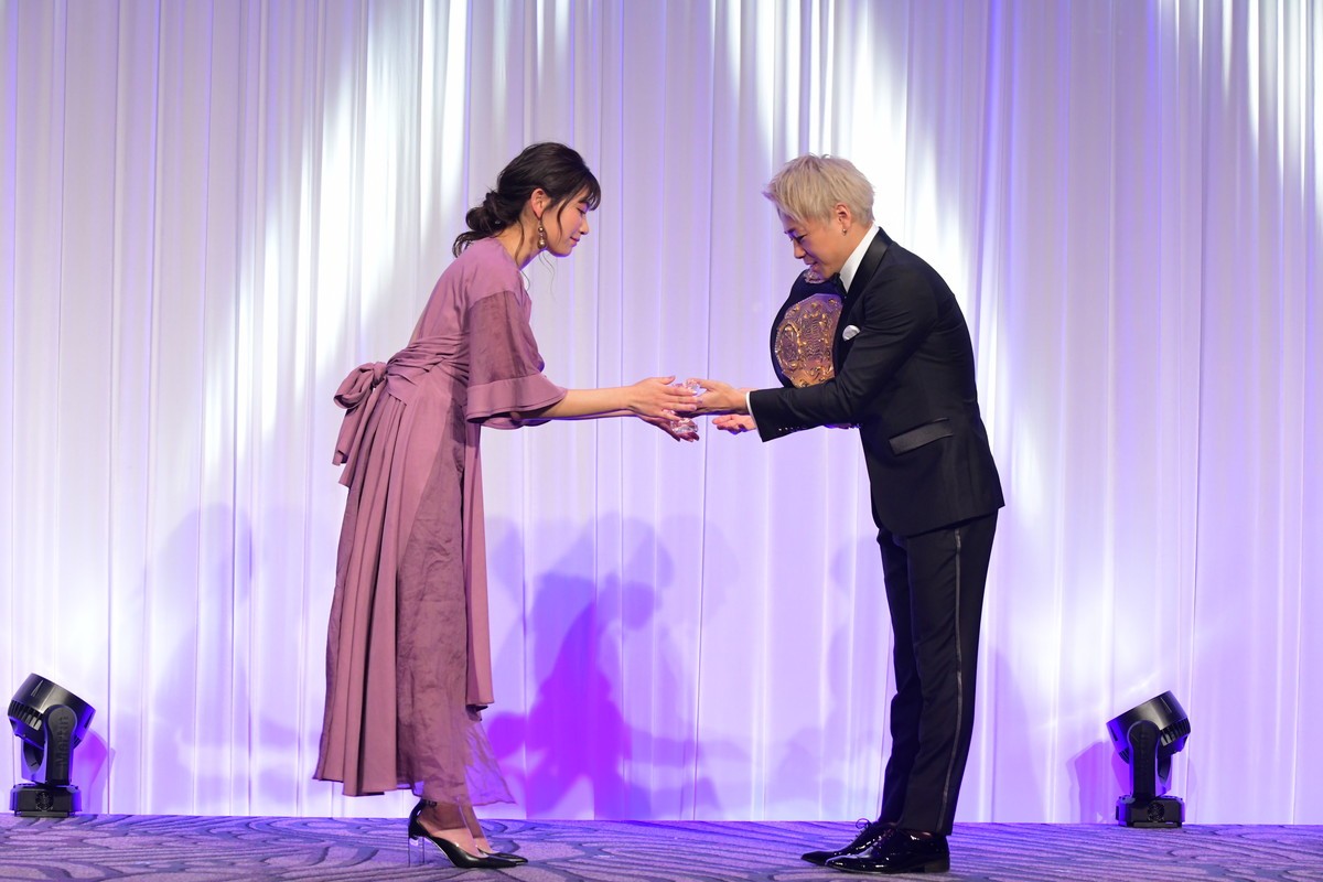 久松郁実、ピンクのドレス姿で「K‐1 AWARDS」MC担当　選手たちの正装に「素敵」