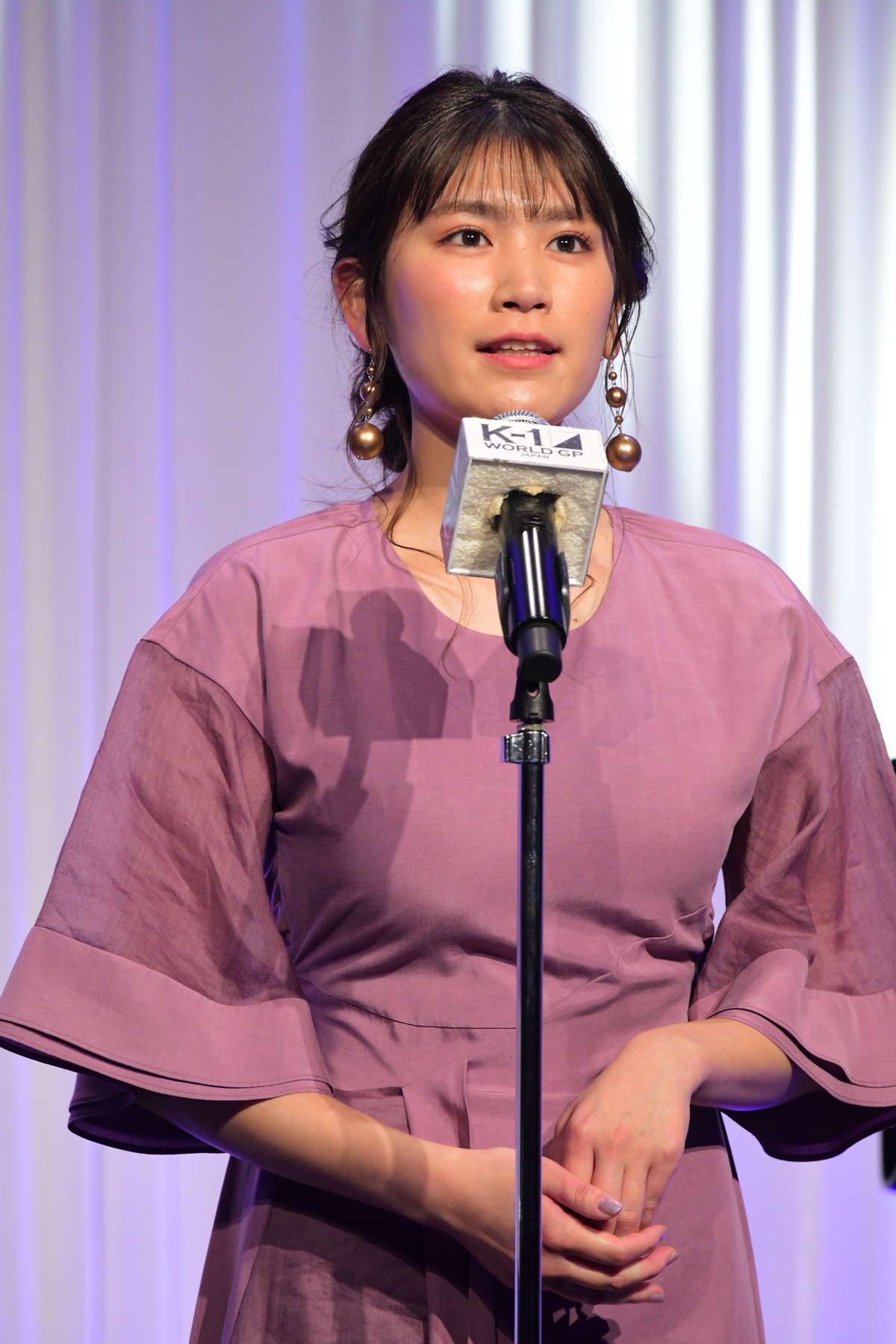 久松郁実、ピンクのドレス姿で「K‐1 AWARDS」MC担当　選手たちの正装に「素敵」