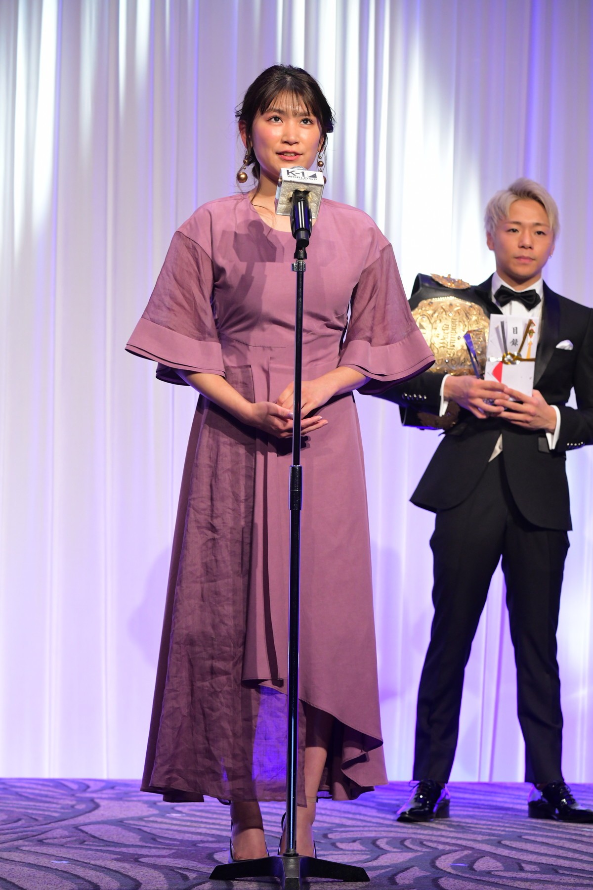 久松郁実、ピンクのドレス姿で「K‐1 AWARDS」MC担当　選手たちの正装に「素敵」