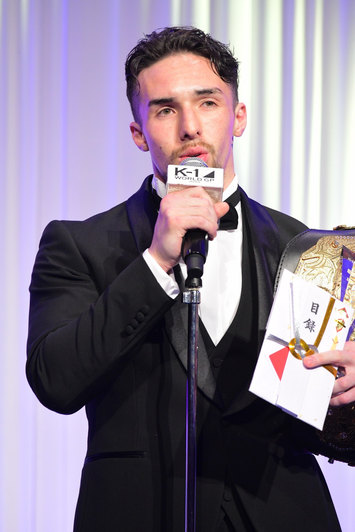 久松郁実、ピンクのドレス姿で「K‐1 AWARDS」MC担当　選手たちの正装に「素敵」
