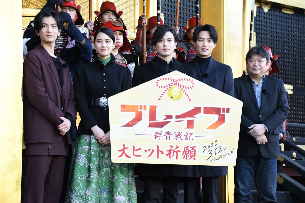 新田真剣佑、映画ヒット祈願　おみくじで“大吉”を引いて「最高ですね」