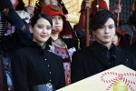 映画『ブレイブ –群青戦記-』大ヒット祈願イベントに出席した山崎紘菜と新田真剣佑